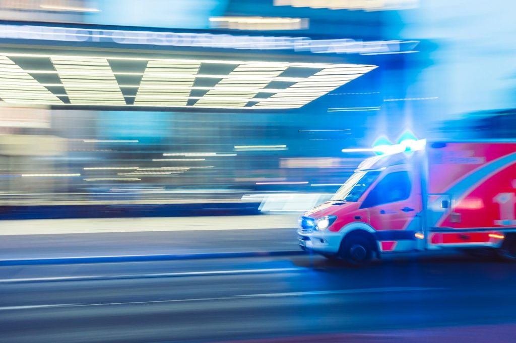 Ambulance stationnée devant l'entrée des urgences d'un hôpital
