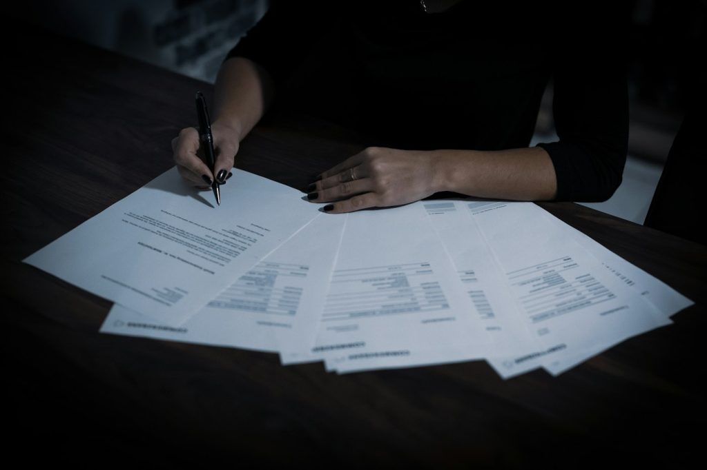 Documents d'indemnisation et formulaires posés sur un bureau avec un stylo